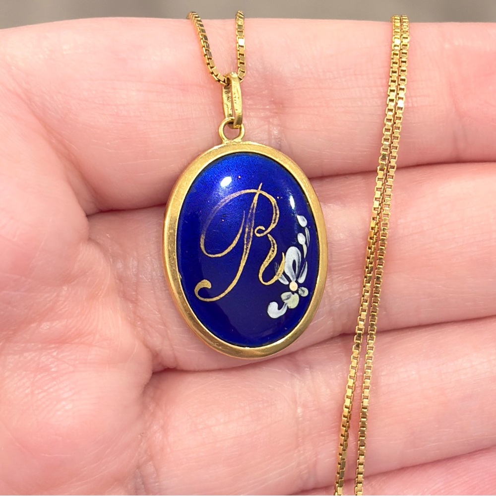 Vintage 18K R Monogram Pendant, Antique Dark Blue Enamel, Gold Floral - Picture 6 of 17
